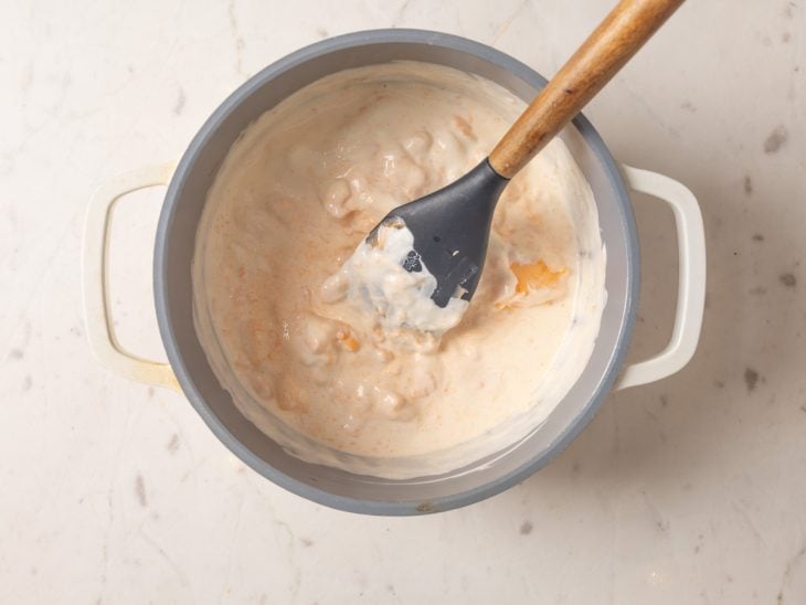Uma panela com a mistura dos ingredientes.