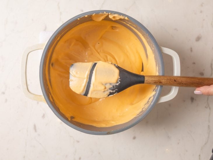 Panela com o molho cheddar ao ponto.