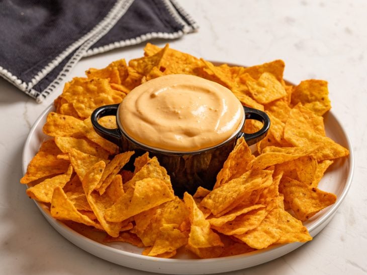 Um recipiente contendo molho cheddar com 2 ingredientes.