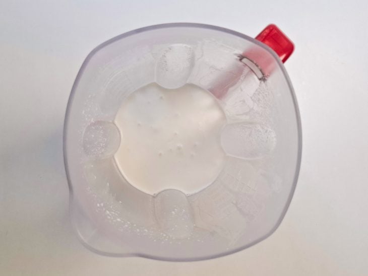 Molho de alho batido no copo do liquidificador.
