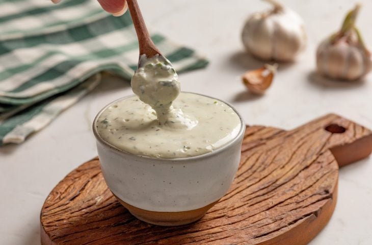 Molho de alho com creme de leite