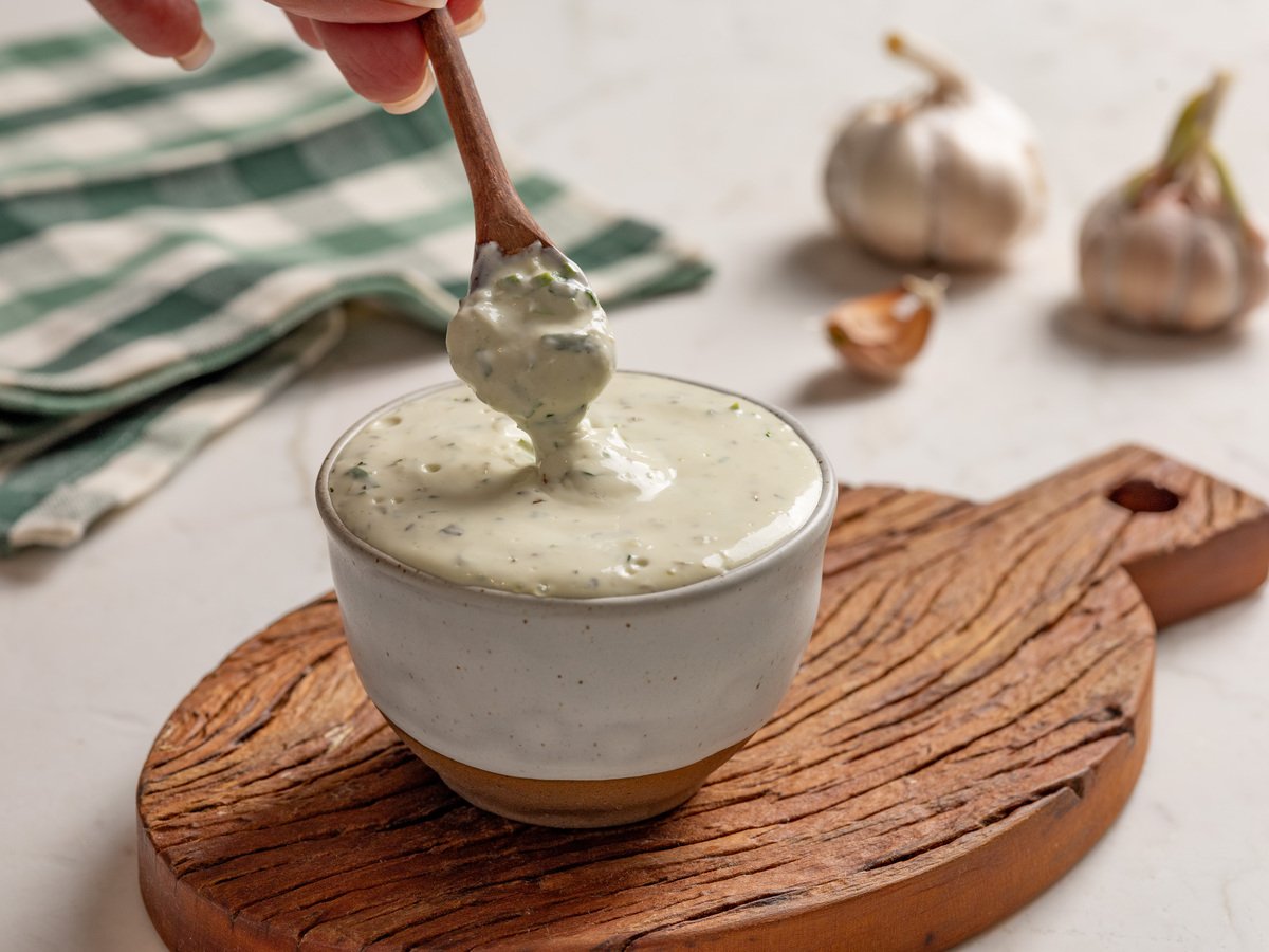Molho de alho com creme de leite