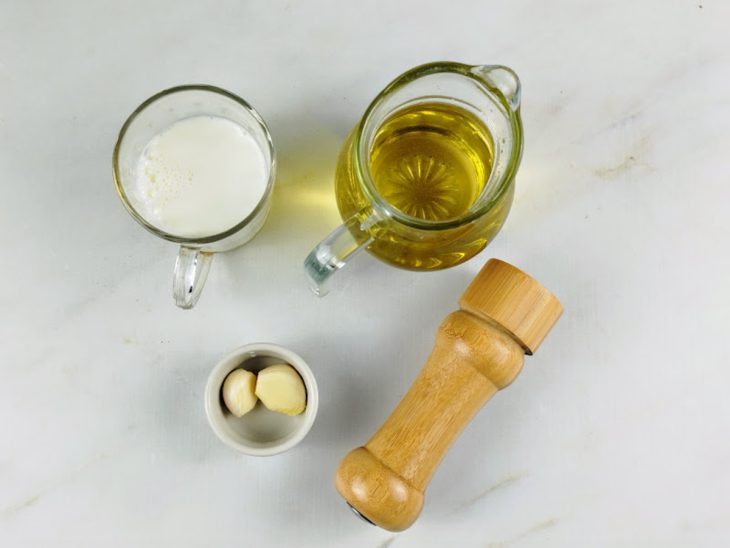 Ingredientes para a receita reunidos em uma bancada.