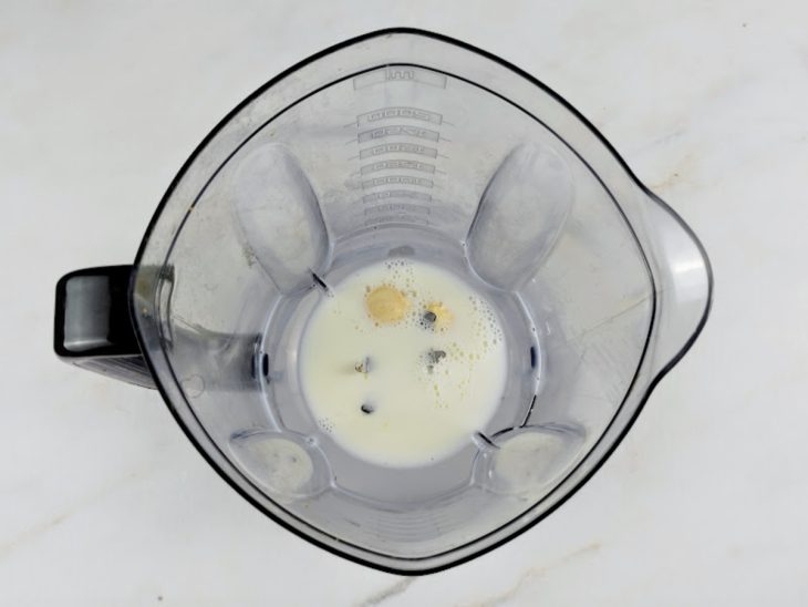 Leite gelado, sal e dentes de alho colocados no liquidificador.