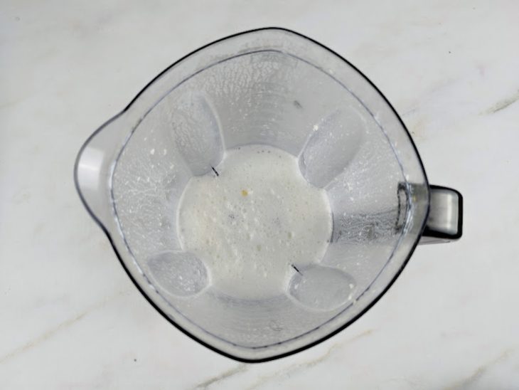 Ingredientes batidos e espuma formada na superfície.