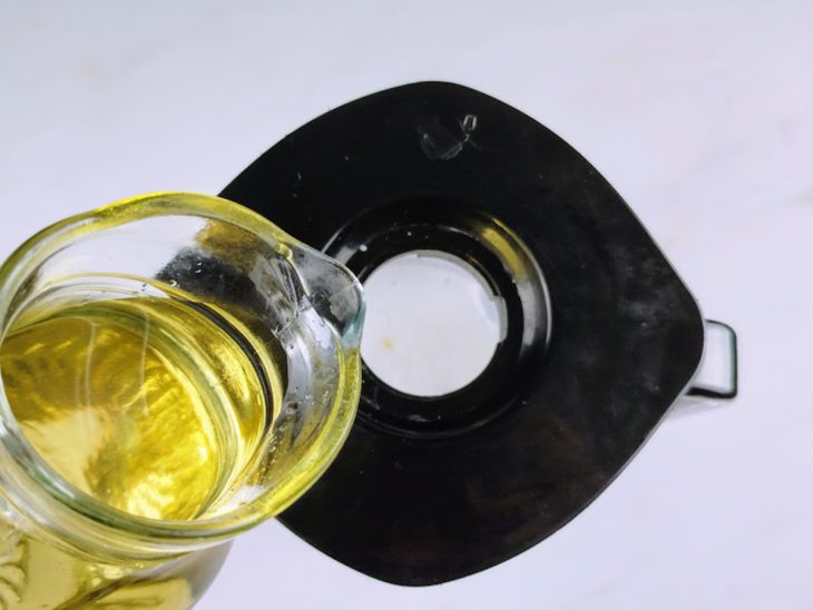 Óleo em um recipiente para ser adicionado ao copo do liquidificador.