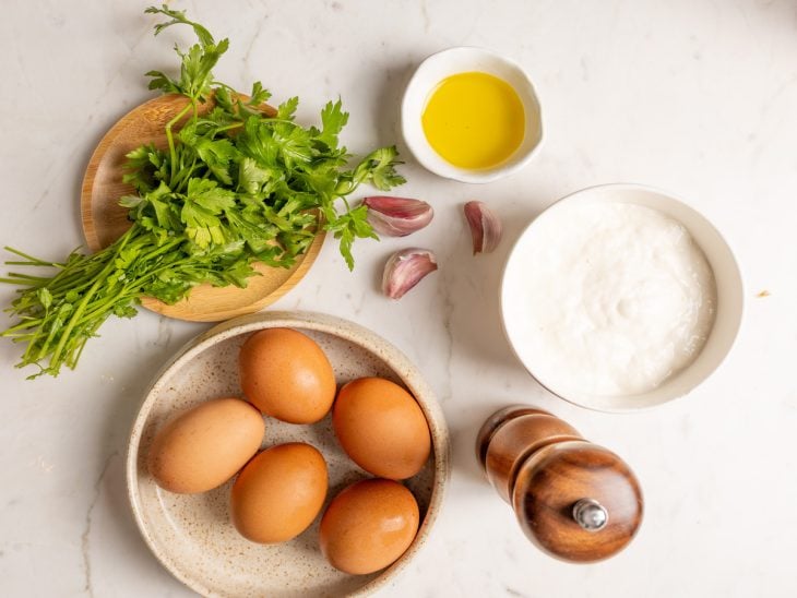 Ingredientes reunidos em uma bancada.