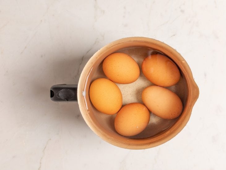 Ovos cozinhando em uma panela com água.