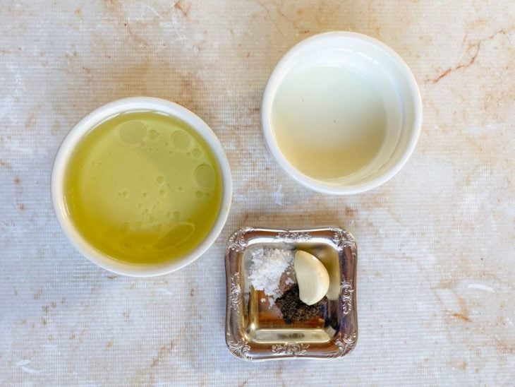 Ingredientes para a receita de molho de alho fácil e rápido reunidos em uma bancada.