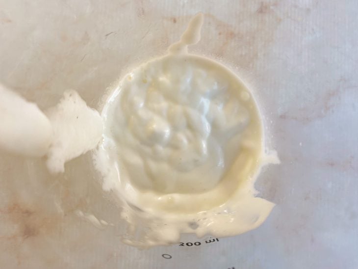 Molho em consistência desejada após adição de óleo no liquidificador.