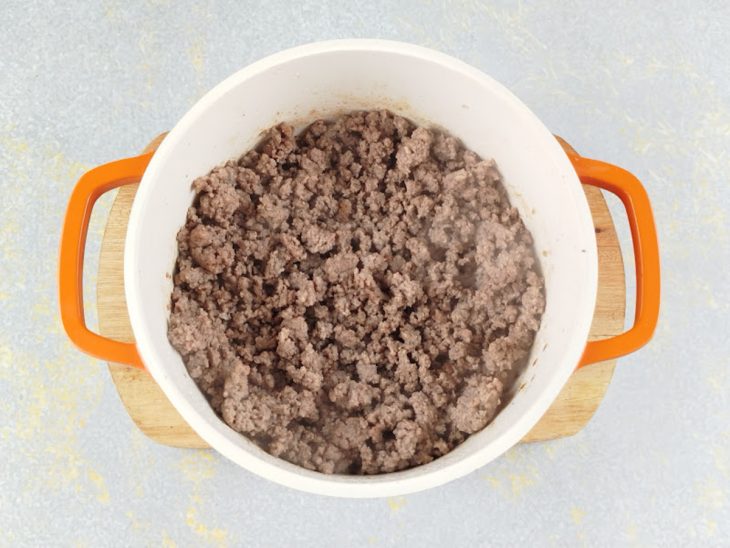 Carne moída numa panela.
