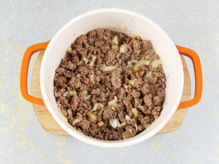 Ingredientes e temperos adicionados na panela.