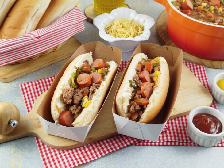 Molho de cachorro-quente colocado no pão.