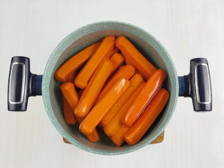 Salsichas distribuídas na panela.