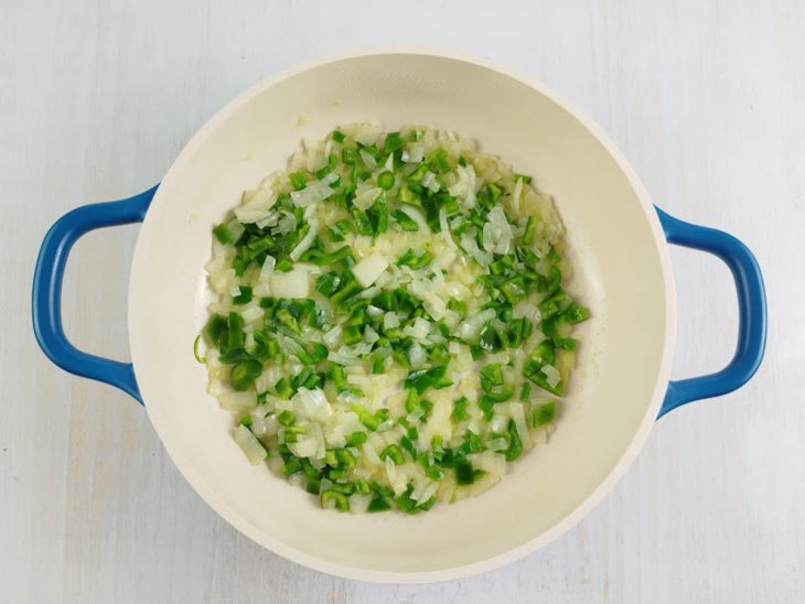 Em outra panela, a cebola e o pimentão picados refogados.