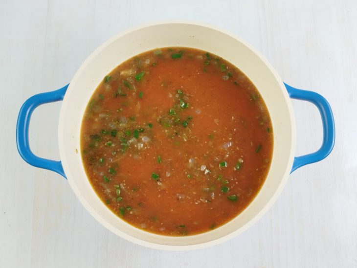 Na panela, o molho de tomate adicionado.