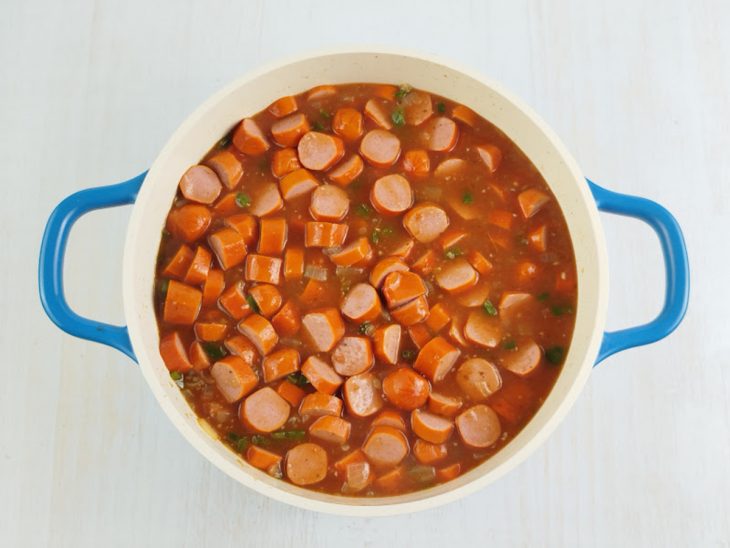 Rodelas de salsicha adicionadas a panela.