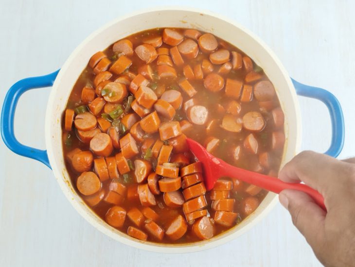 Na panela, o molho já encorpado.