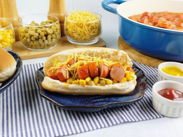 Molho pronto, servido com pão de cachorro-quente.