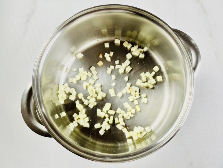 Alho e cebola refogados na panela.