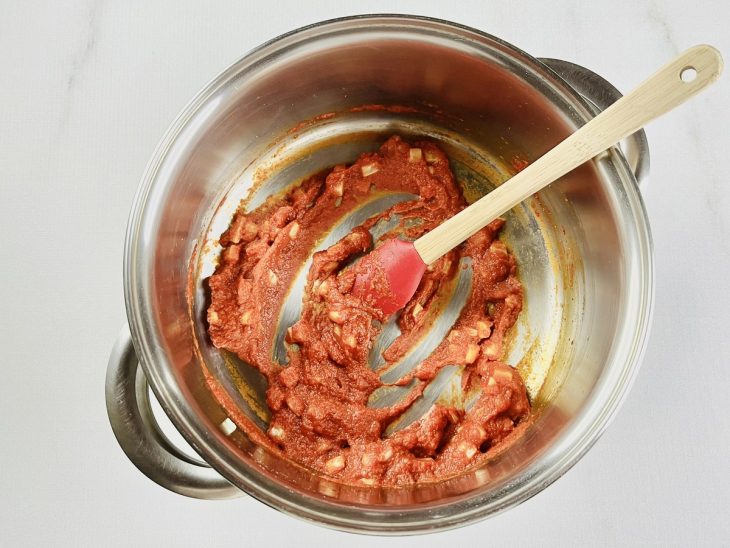 Extrato de tomate e tempero adicionados na panela.