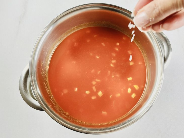 Passata, sal e água adicionados na panela.