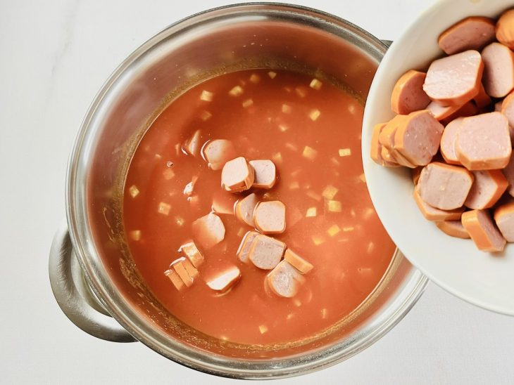 Salsichas adicionadas na panela.