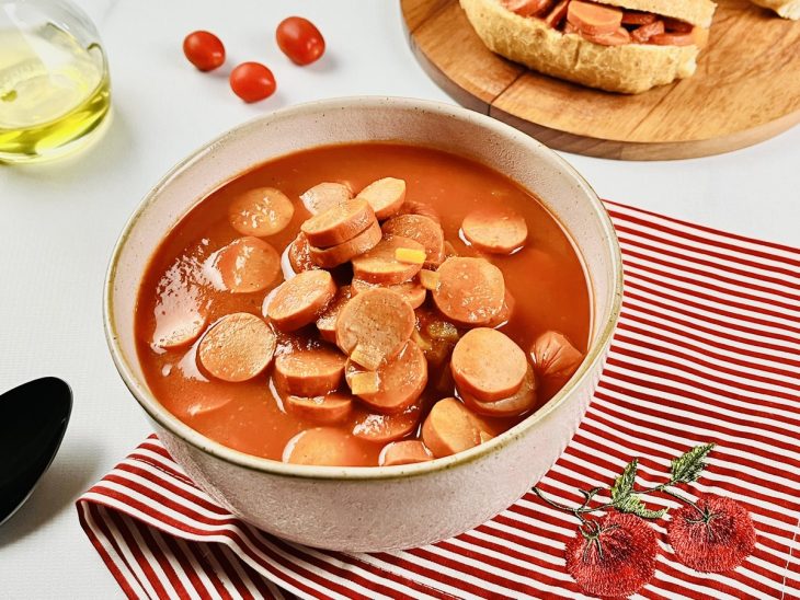 Molho de cachorro-quente simples pronto para consumo.