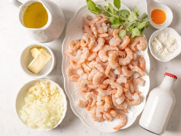 Uma bancada com os ingredientes da receita.