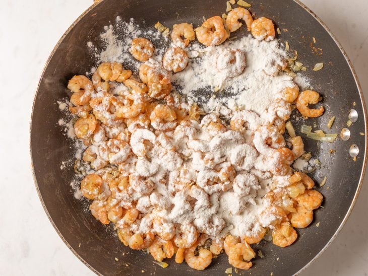 Uma frigideira com cebola, alho, manteiga e farinha.