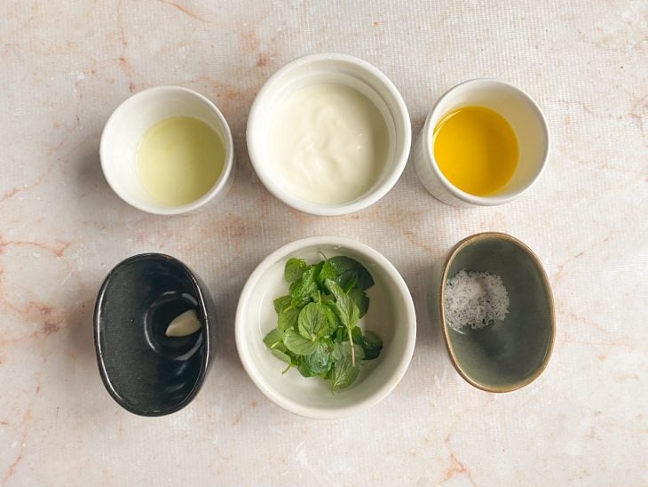 Ingredientes para a receita reunidos em uma bancada.
