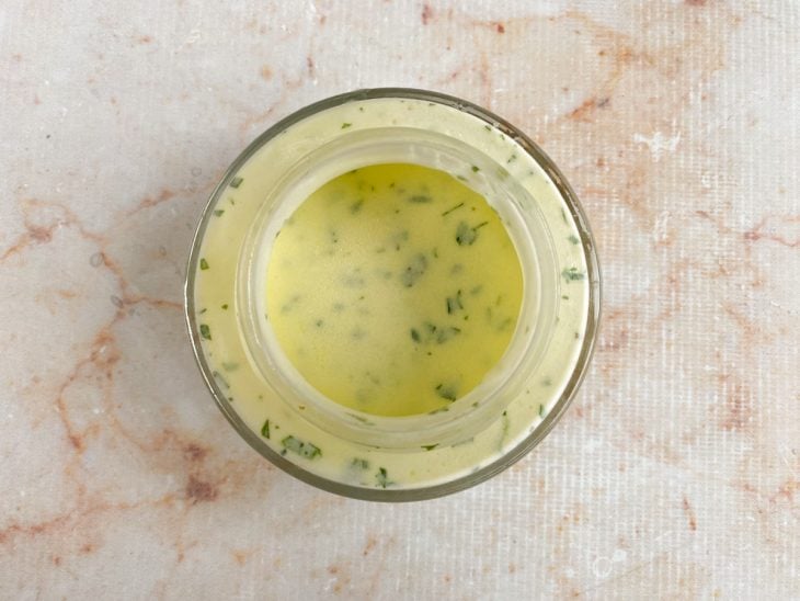 Ingredientes do recipiente de vidro misturados.