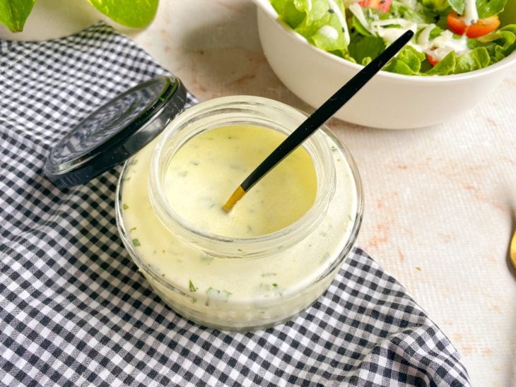 Molho de iogurte com hortelã para salada pronto para servir.