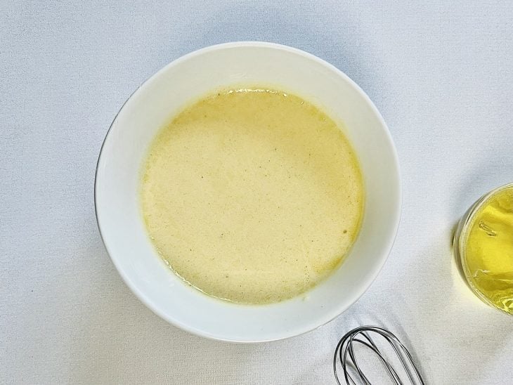 Molho de iogurte com mostarda dijon após tempo de geladeira.