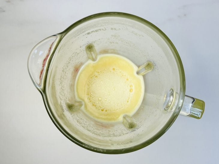 Liquidificador com o molho de laranja