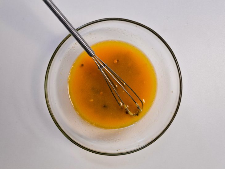 Ingredientes misturados em um fouet em um pote de vidro.