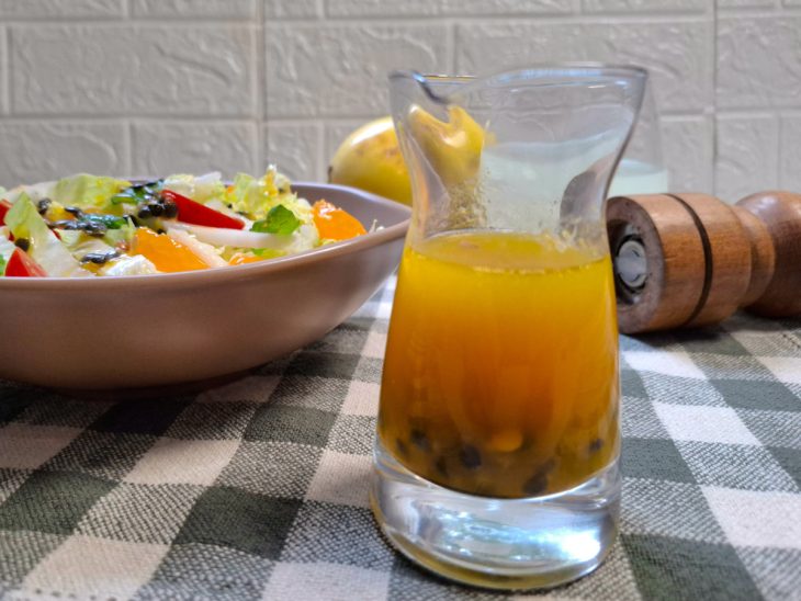 Molho de maracujá pronto para consumo em um pote de vidro.