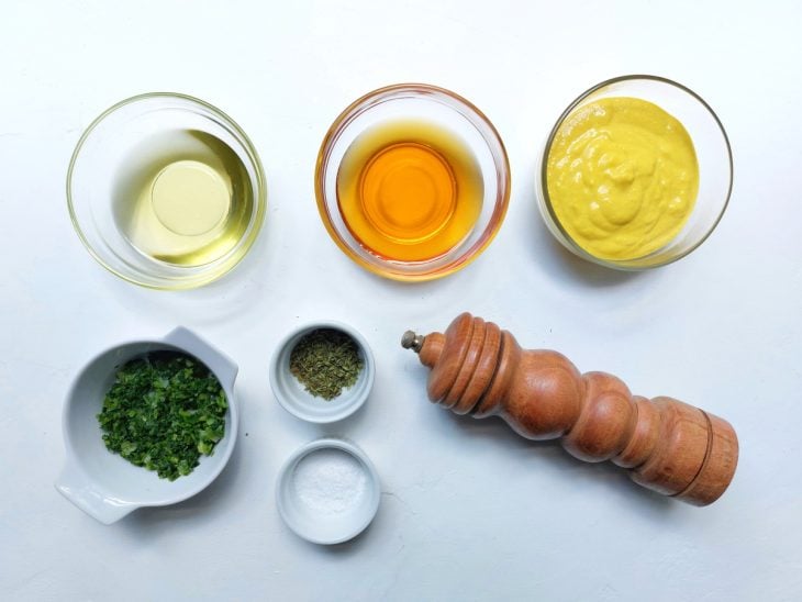 Todos os ingredientes do molho de mostarda e mel reunidos na bancada.