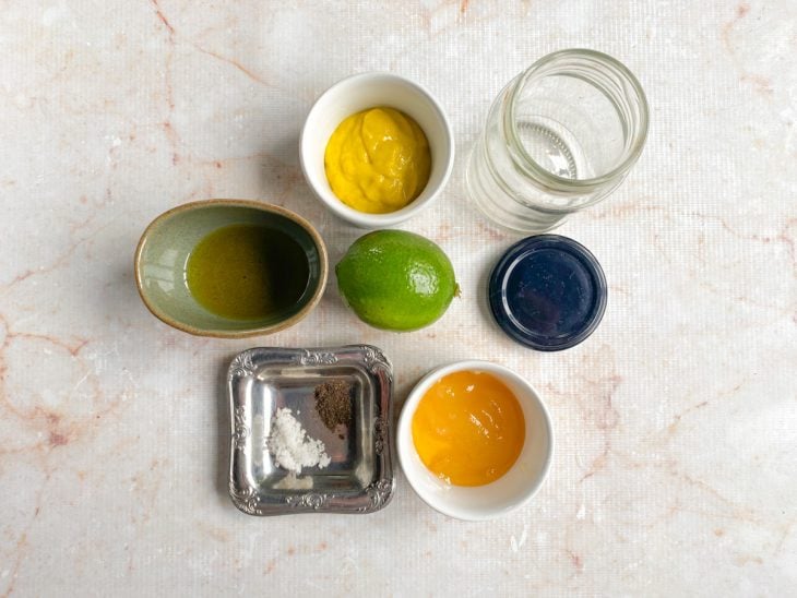 Ingredientes para a receita do molho de mostarda e mel para salada.