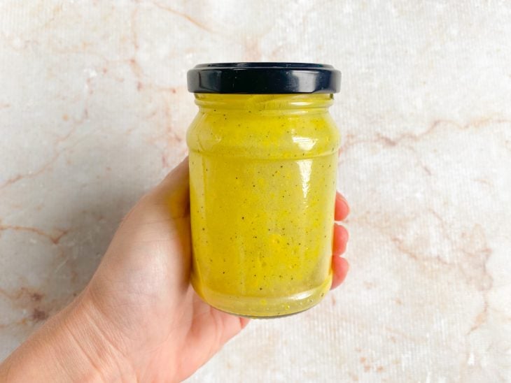 Pote tampado com mistura no interior.