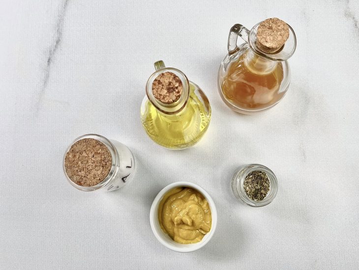 Ingredientes para a receita separados em uma bancada.