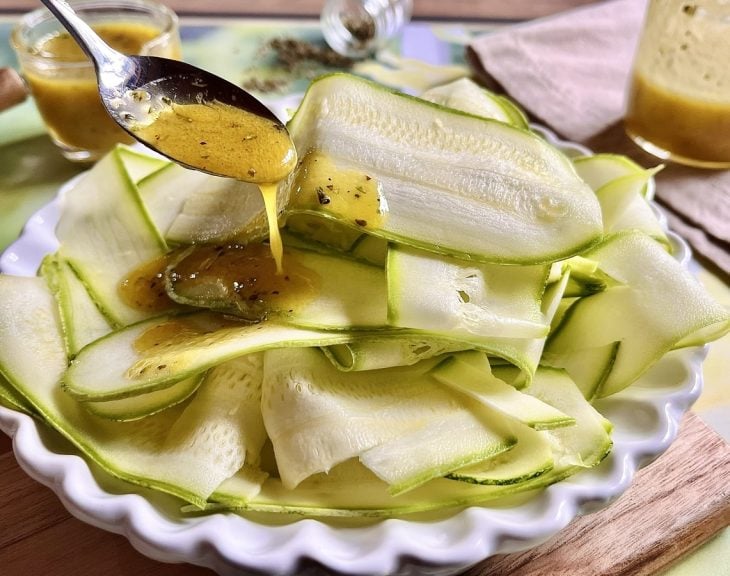 Molho de mostarda pronto para consumo, sendo despejado na salada.