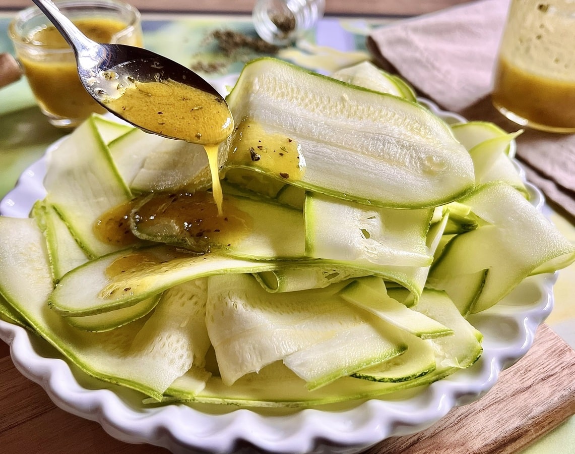 Molho de mostarda pronto para consumo, sendo despejado na salada.