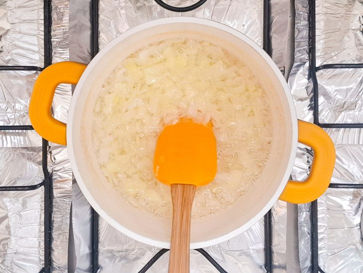 Alho e cebola dourando na panela.