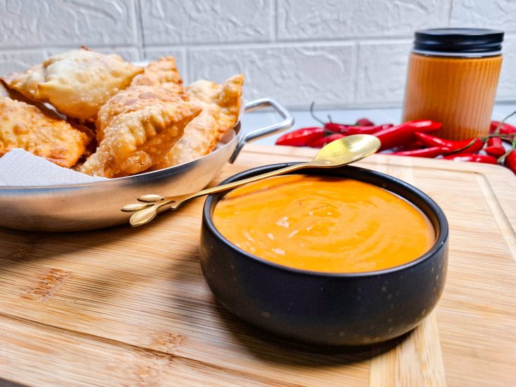 Molho de pimenta caseiro servido.