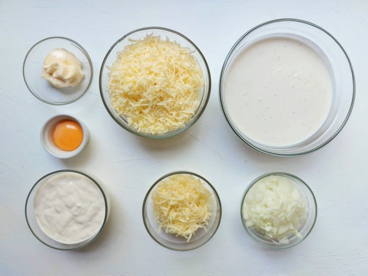 Ingredientes do molho de queijo parmesão reunidos.