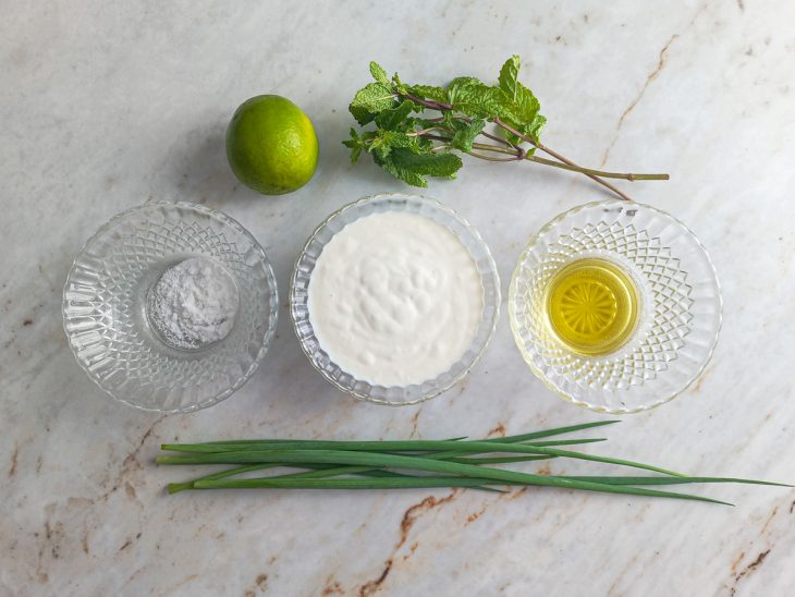 ingredientes para preparo de molho de salada com creme de leite.