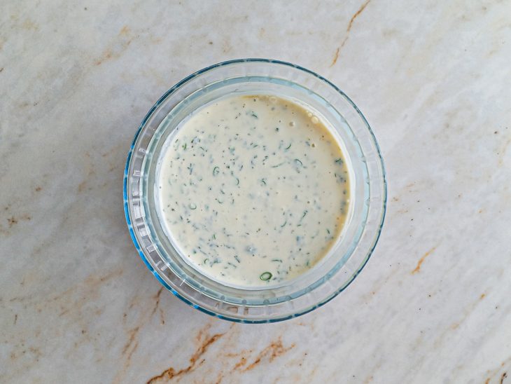 temperos adicinados ao molho de salada com creme de leite.