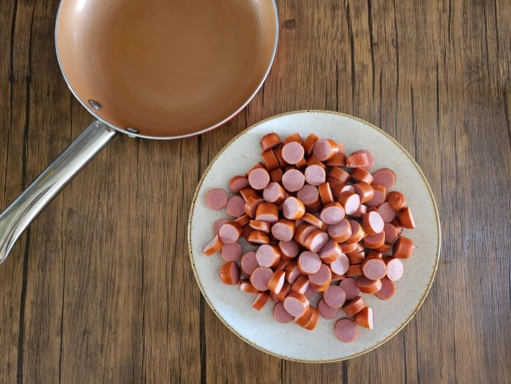 Salsichas cortadas em rodelas em um prato.