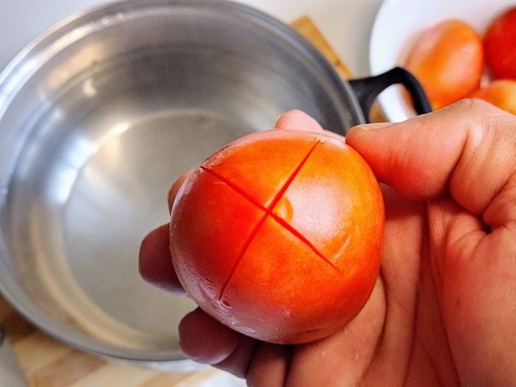 Um tomate com um X marcado.